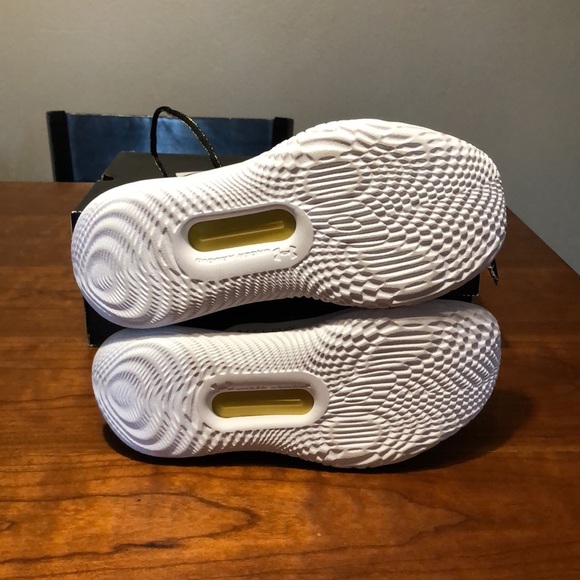 Womens Under Armour 3024594-002 Flow Breakthru 2 basketball shoes - Picture 9 of 12